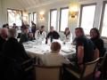 Thierry, tes mains sur la table!