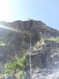 Il descend en rappel.