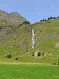 La cascade au pied du chalet...