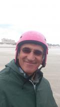 il n'est pas mignon, avec son casque rose ?? (vu la photo au resto, plus rien ne m'&eacute;tonne...)