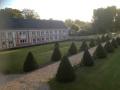 C'est pas la vie de ch&acirc;teau, &ccedil;a ? Z'auriez vu les lits &agrave; baldaquins, les meubles pr&eacute;cieux, les tableaux de ma&icirc;tre...