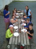 La table des plus jeunes. Y'en a qu'ont voulu draguer les deux monos.