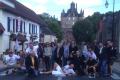 Photo de groupe en guise d'introduction. Vous ne r&ecirc;vez pas : ils sont AU MILIEU de la route ! &Ccedil;a commence bien...