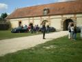 le chatelain semble inquiet pour sa pelouse!!