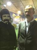 A propos de moustachus : notre Pascal est entr&eacute; au mus&eacute;e Gr&eacute;vin. Saurez-vous reconna&icirc;tre le vrai de la copie en cire ?