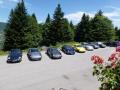 Du bas de cette terrasse, huit Porsche vous contemplent!