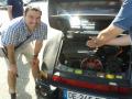 Un autre Philippe,notre Expert admire le c.. , euh le moteur de la Belle
