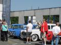 Derri&egrave;re la foule un bel exemplaire d'une 403 Diesel