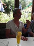 Herv&eacute; discute