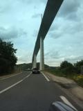 Tout petit sous le pont de Millau 
