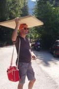 Notre play-boy lance : "le chapeau de la rentr&eacute;e "anti-UV"...Toujours tr&egrave;s tendance!