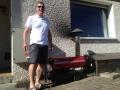 Un bolide rouge, un &eacute;chappement inox : c'est Tomkat et son cabrio...