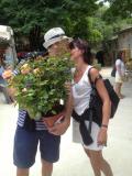 Selon une tradition locale, le baiser nuptial s'effectue toujours en pr&eacute;sence d'un rosier. Bizarre...