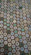 Carrelage original en culs de bouteilles plastique