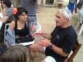 Charlotte fascin&eacute;e par les belles histoires de l'oncle Richard. Eh, Chacha, tu vas quend m&ecirc;me pa