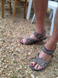 Le drame, le voil&agrave;. Saurez-vous reconna&icirc;tre &agrave; qui appartiennent des d&eacute;licieux petons, taille 47, perch&eacute;s sur talons-aiguilles faits maison ?