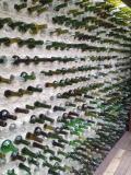 D&eacute;j&agrave; la fin du s&eacute;jour. On a trouv&eacute; un moyen discret de planquer les 762 bouteilles vid&eacute;es pendant la semaine : habilement dissimul&eacute;es dans les murailles du ch&acirc;teau. Ni vu ni connu...