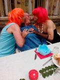 Soir&eacute;e hommes en femme et femmes en homes