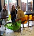 Camille est dubitative. Quant &agrave; Karla, elle n'y croit pas une seconde ! 