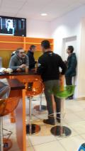 Dans le fond de la salle, on s'en balance et on s'enfile un caf&eacute; parce que, bient&ocirc;t, il va falloir y aller....