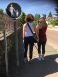 Madame Cam&eacute;l&eacute;on suit scrupuleusement le code de la route et les panneaux. Bravo Karine ! 