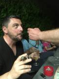 Tout l'esprit club r&eacute;sum&eacute; en une seule image : quand on a les mains occup&eacute;es par un cigare, il y a toujours quelqu'un pour te nourrir &agrave; la cuill&egrave;re. 