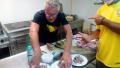 Tranchage de saucisson et de jambon pour l'ap&eacute;ro 