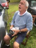 Tonton implore le ciel pour que l'alternateur de Richard fonctionne.