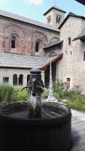 L'abbaye, avec qq &oelig;uvres d'art 