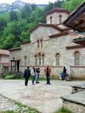 ...Un monast&egrave;re orthodoxe tr&egrave;s recul&eacute; en fond de vall&eacute;e.