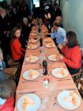 A l'heure du repas, les plus affam&eacute;s se sont rapidement install&eacute;s &agrave; table