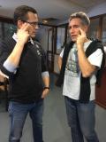 Cyril et Yves tentent de communiquer par transmission de pens&eacute;es. On se demande ce qu'ils mijotent ces deux-l&agrave;...