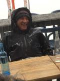 Richard semble heureux. Mais deux d&eacute;tails permettent d'en comprendre la raison : la bouteille de gn&ocirc;le &agrave; sa gauche est vide, tandis que la bouteille d'eau &agrave; sa droite est pleine. CQFD...