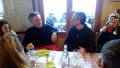 Apr&egrave;s un repas pantagru&eacute;lique discution  entre deux skieurs