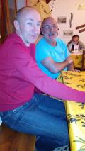 Donald et Doudi  sur leurs ordinateurs  c'est le soir ils vont mettre des photos sur le site
