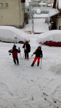 3 courageux bravent les &eacute;l&eacute;ments climatiques pour profiter du dernier jour. Aujourd'hui il neige et il y a du brouillard. 