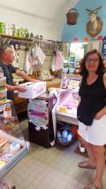 Anne et ratatouille dans la boucherie du village