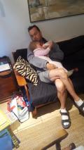 B&eacute;b&eacute; est r&eacute;veill&eacute; le papa dort...