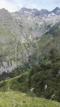 vue sur des chutes d'eau au loin
