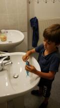 Pour l'anniversaire de son p&egrave;re,  Marin lave les dents de son requin. Normal, bien s&ucirc;r !