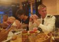 Le soir venu, repas au mess des officiers. 