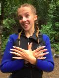 Oriane, reine des math&eacute;matiques, avec la question du jour : "Pour savoir combien j'ai de mains, comptez le nombre d'ongles &agrave; rallonge et divisez par quatre."