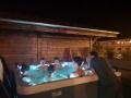 Pendant que les ados papotent tranquillement dans le jacuzzi... 