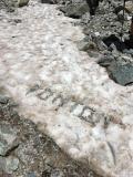 Les merveilles et les hasards de la nature : lors de la fonte des neiges, les cailloux se positionnement parfois de fa&ccedil;on particuli&egrave;re. 