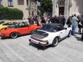 Les porsche sont gar&eacute;es sur le parvis de l'&eacute;glise