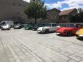 Mais on avait rendez-vous avec Tonton. Face &agrave; l'&eacute;glise, des 911 de toutes les couleurs entouraient son Targa blanc.