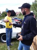 Rs2 : " Dit , Martin , t'as toujours r&ecirc;v&eacute; de conduire une Porsche ? ".. "Euh , Oui !" .. "Voil&agrave; mes clefs , c'est maintenant !.."...." Vraiment ??!!??" ( sic)