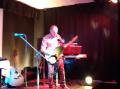Une fin de concert extra pour notre Banban qui ambiance le Dance Flor avec sa guitare d'enfer ! 