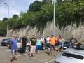 Retrouvailles sur un parking. Nombre de participants respect&eacute;, tout comme les distances de s&eacute;curit&eacute;. A part deux au fond...