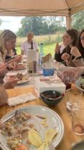 Repas bbq et salade et chips
